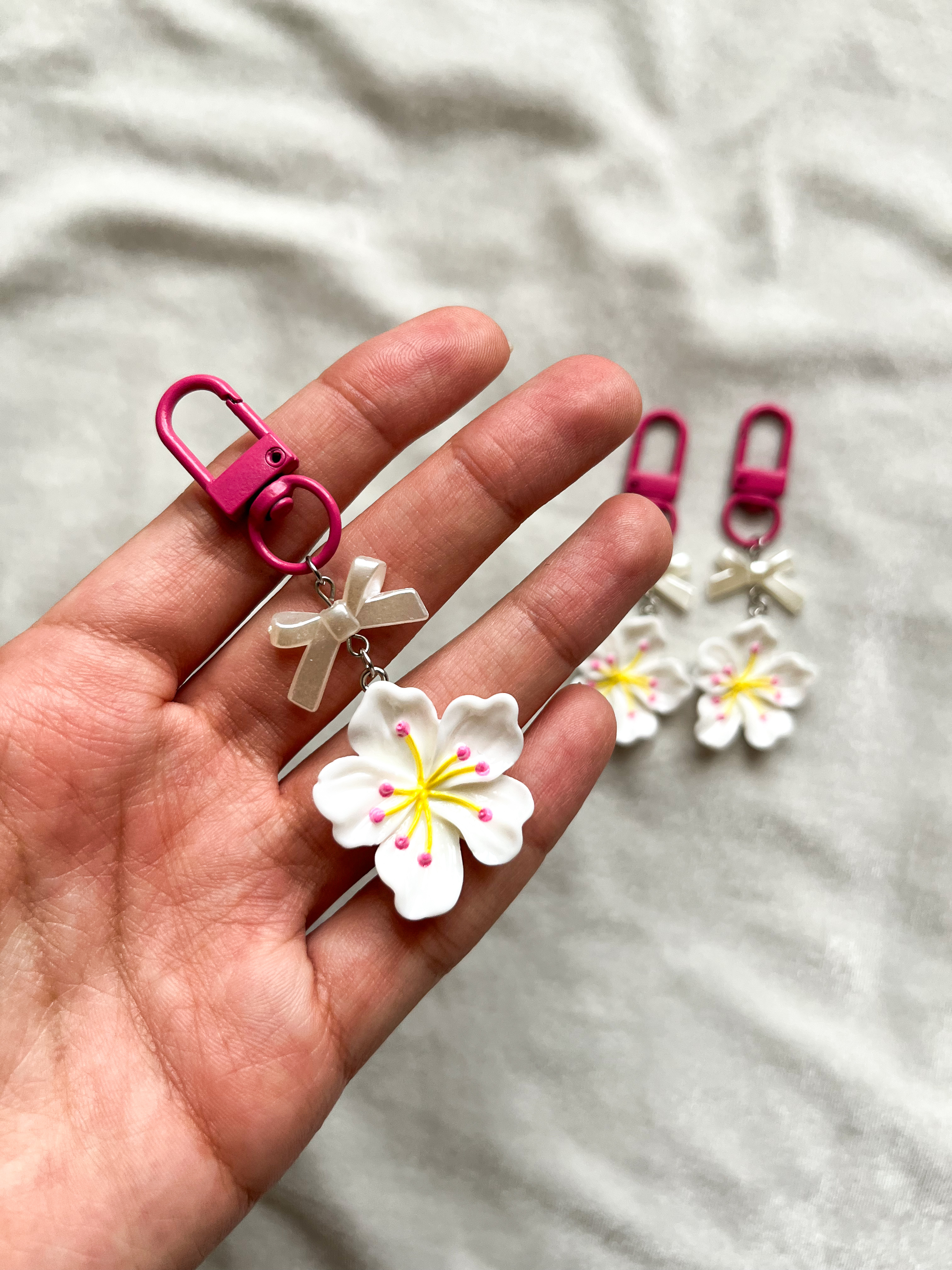آویز گل پاپیونی